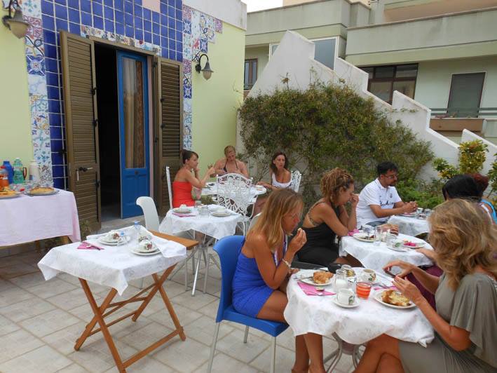 Ospiti a colazione sul terrazzo panoramico